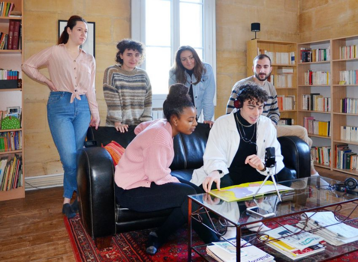 Les élèves de la Troupe imaginaire du Cours Florent Bordeaux en enregistrement Les élèves de la Troupe imaginaire du Cours Florent Bordeaux en enregistrement