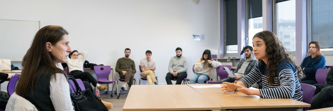 Quand la scène rencontre le soin: le théâtre dans la formation médicale